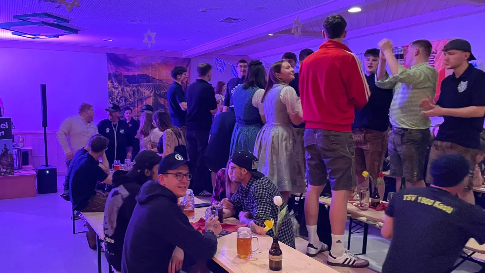 auf dem Bild die gute und erfreuliche Stimmung beim Wein- und Zoiglfest des Jägermeisterstammtisches Kastl (Bild: Alexander Hörl )