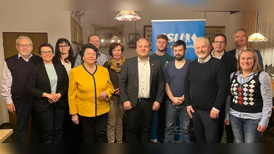 Die neugewählte Vorstandschaft mit dem wiedergewählten Vorsitzenden Hans Süß (4. von rechts), Bürgermeisterkandidat Maximilian Graf (Bildmitte), MdB Susanne Hierl (2. von links, der Listenkandidation der CSU zu den Bundestagswahlen Birgit Barth und MdL Harald Schwartz (rechts hinten) (Bild: Norbert Weis)
