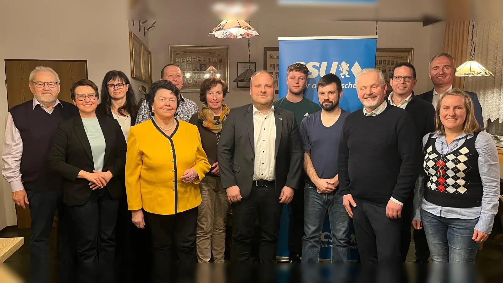 Die neugewählte Vorstandschaft mit dem wiedergewählten Vorsitzenden Hans Süß (4. von rechts), Bürgermeisterkandidat Maximilian Graf (Bildmitte), MdB Susanne Hierl (2. von links, der Listenkandidation der CSU zu den Bundestagswahlen Birgit Barth und MdL Harald Schwartz (rechts hinten) (Bild: Norbert Weis)