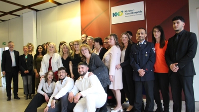 25 Frauen und Männer aus acht Nationen meisterten die Abschlussprüfung der Berufsfachschule für Krankenpflegehilfe. Dazu gratulierten unter anderem KNO-Vorstand Michael Hoffmann und Pflegedirektorin Angela Dzyck (von links). (Bild: Friedrich Peterhans)