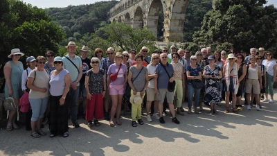 Unter Leitung von Peter Gold besuchte die Reisegruppe der vhs auch das eindrucksvolle Aquädukt „Pont du Gard“ bei Avignon. (Bild: Peter Gold)
