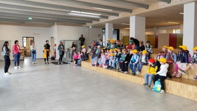 Bürgermeisterin Margit Bayer und Schulleiterin Johanna Reger bei der Übergabe der Schulstarterpakete in der Aula der Jobst-vom-Brandt-Grundschule. (Bild: Oswald Zintl)