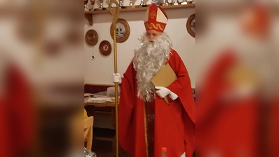 Auch der Nikolaus schaute bei der Adventfeier vorbei. (Bild: Hans Stäber)
