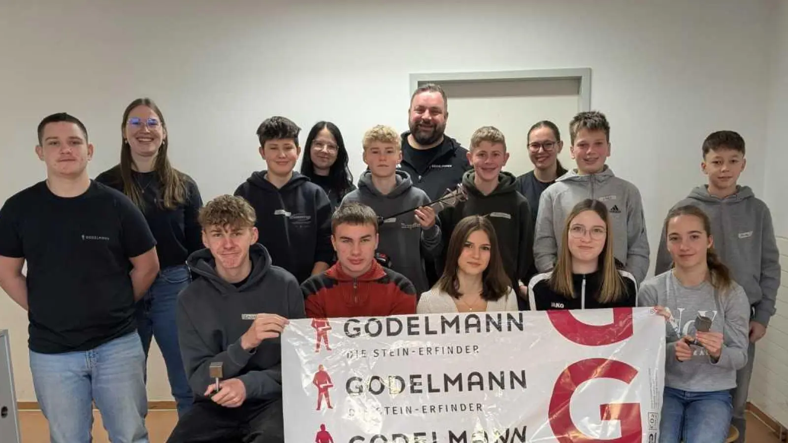 Das Bild zeigt die Technik-Gruppe der 8. Klasse zusammen mit den Vertretern der Firma Godelmann. (Bild: Claudia Paulus)