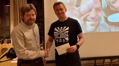 Bernhard Stilp (links im Bild) übergibt eine Spende des AC Friedenfels für die Aktion Feuerkinder an Markus Münchmeier (Bild: Tobias Rösch)