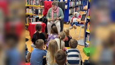 Kinder lauschen der vorgelesenen Geschichte (Bild: Elisabeth Graßler)