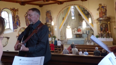  Markus Süß begleitet die Sänger mit der Gitarre während des Festgottesdienst mit Pfarrer Adam Nieciekci. (Bild: Sieglinde Schärtl)