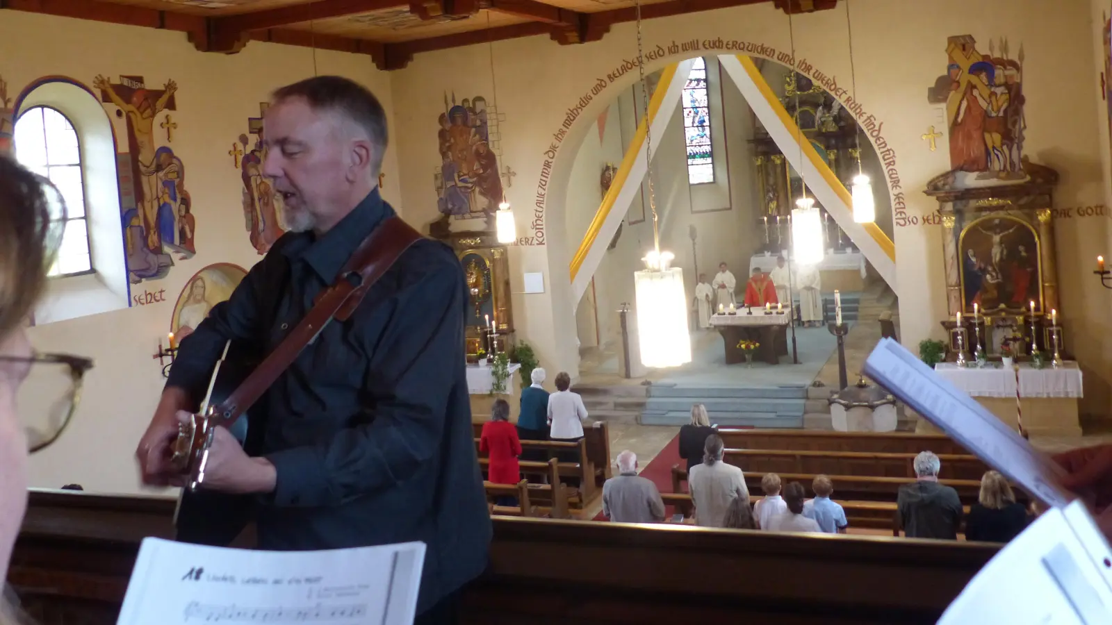  Markus Süß begleitet die Sänger mit der Gitarre während des Festgottesdienst mit Pfarrer Adam Nieciekci. (Bild: Sieglinde Schärtl)