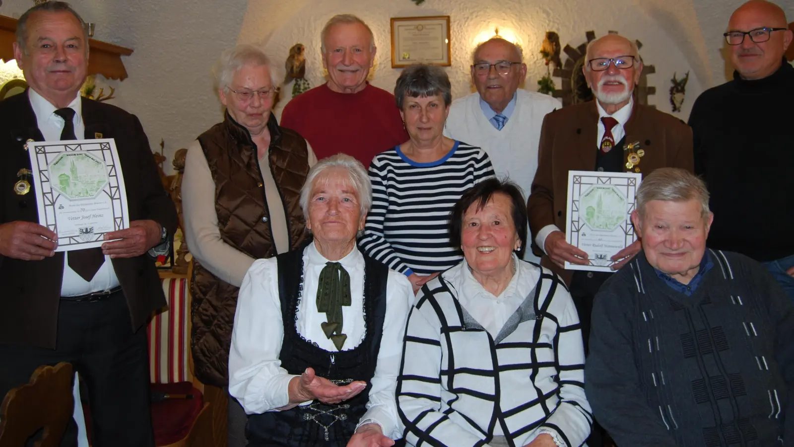 Langjährige Mitglieder zeichnete die Eghalanda Gmoi Waldsassen aus. Im Bild (stehend, von links) Vorsitzender Josef Heinz, Gerlinde Bauer, Heinz Pleier, Annelies Pleier, Wolfgang Sommer, Rudolf Hannawald und Stadtrat Bernhard Lux sowie (sitzend, von links), Elfriede Hannawald-Fastner, Marianne Bauer und Edmund Bittner. (Bild: Susanne Wenzel/exb)