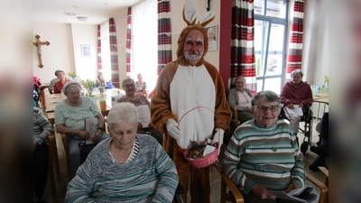 Osterhase zu Gast im Marienheim  (Bild: Daniela Donhauser)