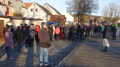 Wie hier auf der Seebühne am Hahnenweiher wurden unterwegs Witze erzählt.  (Bild: Ludwig Höcherl)