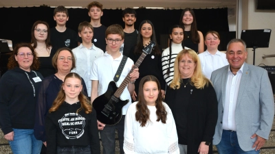 Große Freude bei der Schulband der Fichtelgebirgsrealschule Marktredwitz. Am Samstag erhielten sich aus der Hand vom Waldershofer KIBA-Team, mit Anja Friedrich (2. von rechts), sowie (2. Reihe von links) Petra Meister und Anke Weißenborn eine neue E-Gitarre im Wert von 650 Euro überreicht. Schulleiter Oliver Brandt (rechts) dankte dem KIBA-Team für diese tolle Geste.  (Bild: Josef Rosner)