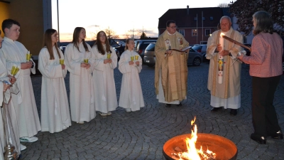 Die Osterkerze wurde mit dem gesegneten Feuer entzündet.  (Bild: Peter Garreiss)