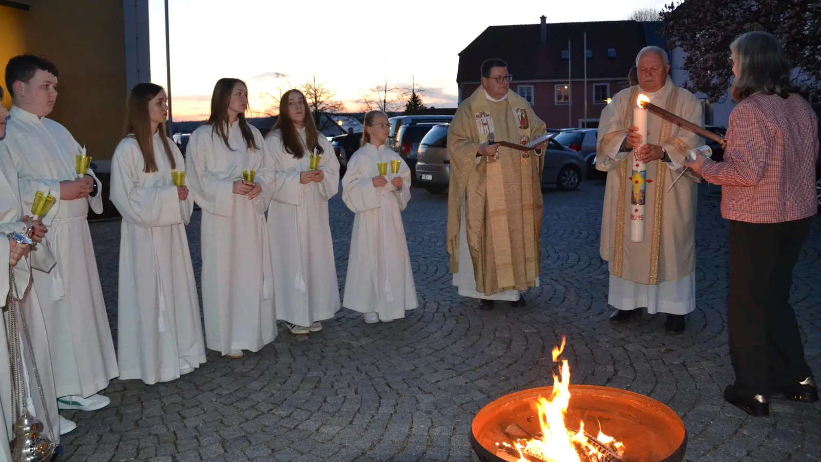 Die Osterkerze wurde mit dem gesegneten Feuer entzündet.  (Bild: Peter Garreiss)