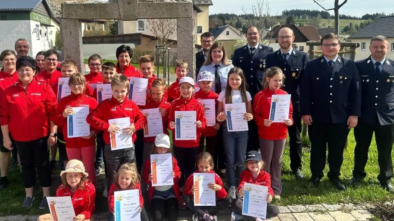 Voller Stolz nahmen die Kinder ihre Urkunden und die Flammenabzeichen entgegen.  (Bild: soj/exb)