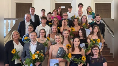 Geschafft! 24 frischgebackene Pflegefachkräfte und Pflegefachhelfer der Pflegefachschule des Klinikum St. Marien haben ihr Examen in der Tasche (Bild: Marc Sabani)