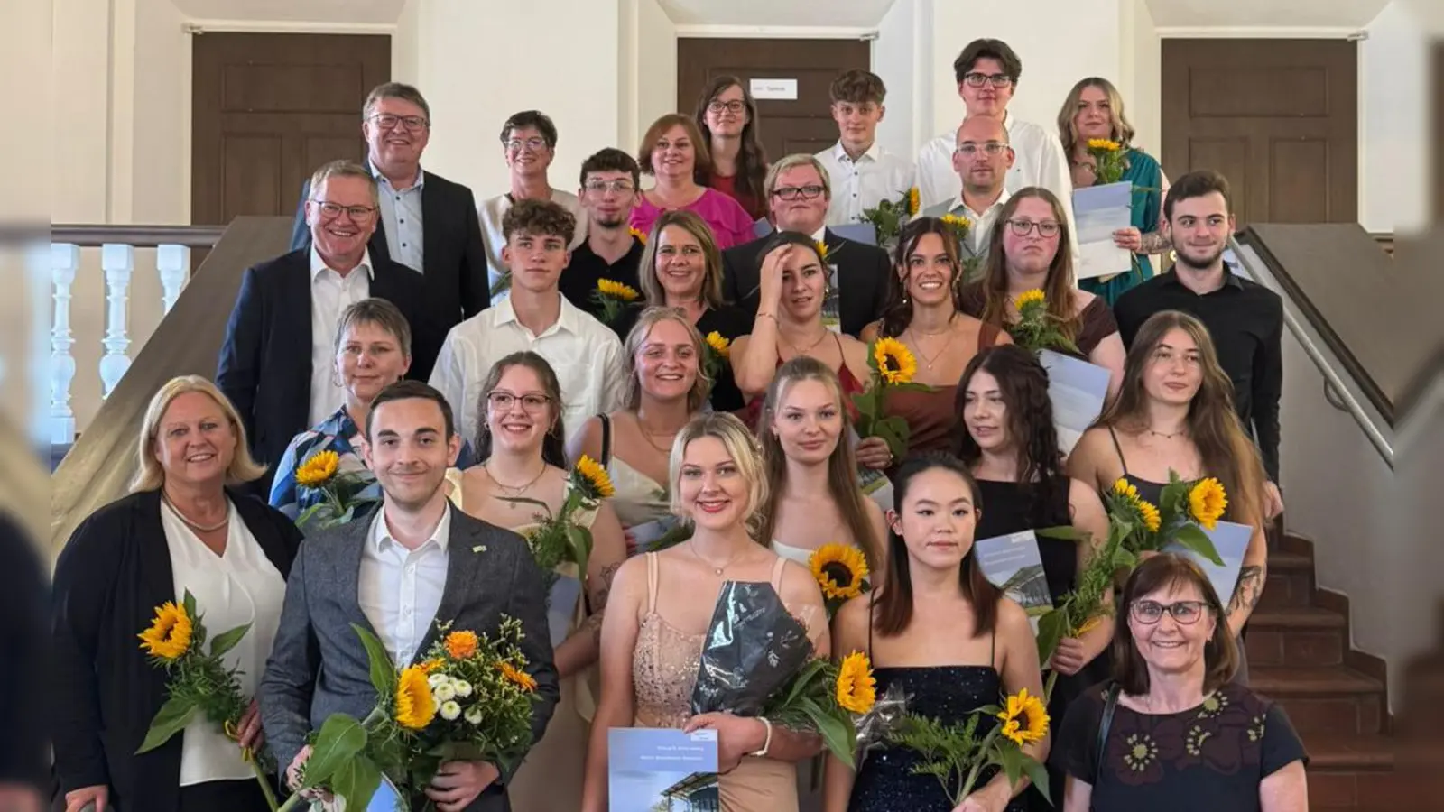 Geschafft! 24 frischgebackene Pflegefachkräfte und Pflegefachhelfer der Pflegefachschule des Klinikum St. Marien haben ihr Examen in der Tasche (Bild: Marc Sabani)