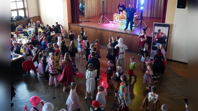 Gemeinsam mit dem Jugendrotkreuz sorgte „DJ Urbi” für Stimmung beim Kinderfasching des BRK in Waldsassen. (Bild: Florian Müller)