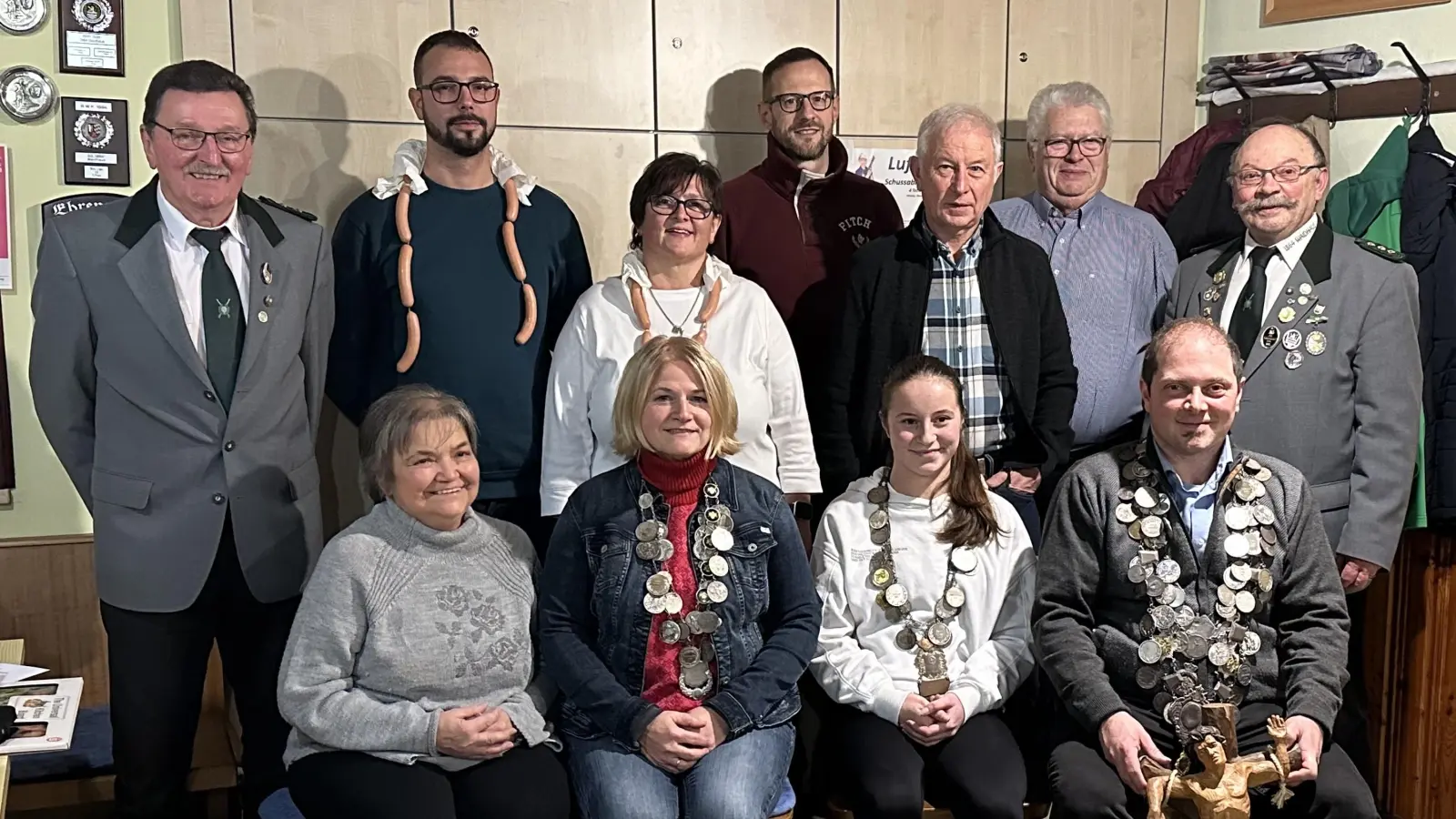 Stehend von links: Ludwig Nossek, Andreas Wurm, Martina Grundler, Stefan Baumgartl, Franz Strehl, Heinz Kunz, Rudolf Grundler sen. Sitzend von links: Brigitte Krämer, Elisabeth Meier, Sofie Krämer, Rudolf Grundler jun. (Bild: Hermann Meier)