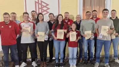 Vorsitzender Florian Scheck (links) bedankt sich bei den anwesenden Mitgliedern persönlich für die langjährige Treue zum Verein. (Bild: Kristina Grünauer)