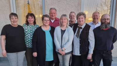 Die neugewählte Vorstandschaft der Schnaittenbacher Eisstockschützen (v.l.): Alexandra Zetzelmann, Andrea Hofmann, Birgit Kindzorra1. Vorsitzender Martin Kausler, , Conny Kausler, Horst Zetzelmann, Elisabeth Menzel, erster Bürgermeister Marcus Eichenmüller und Enrico Reinecke.  (Bild: Markus Nagler)