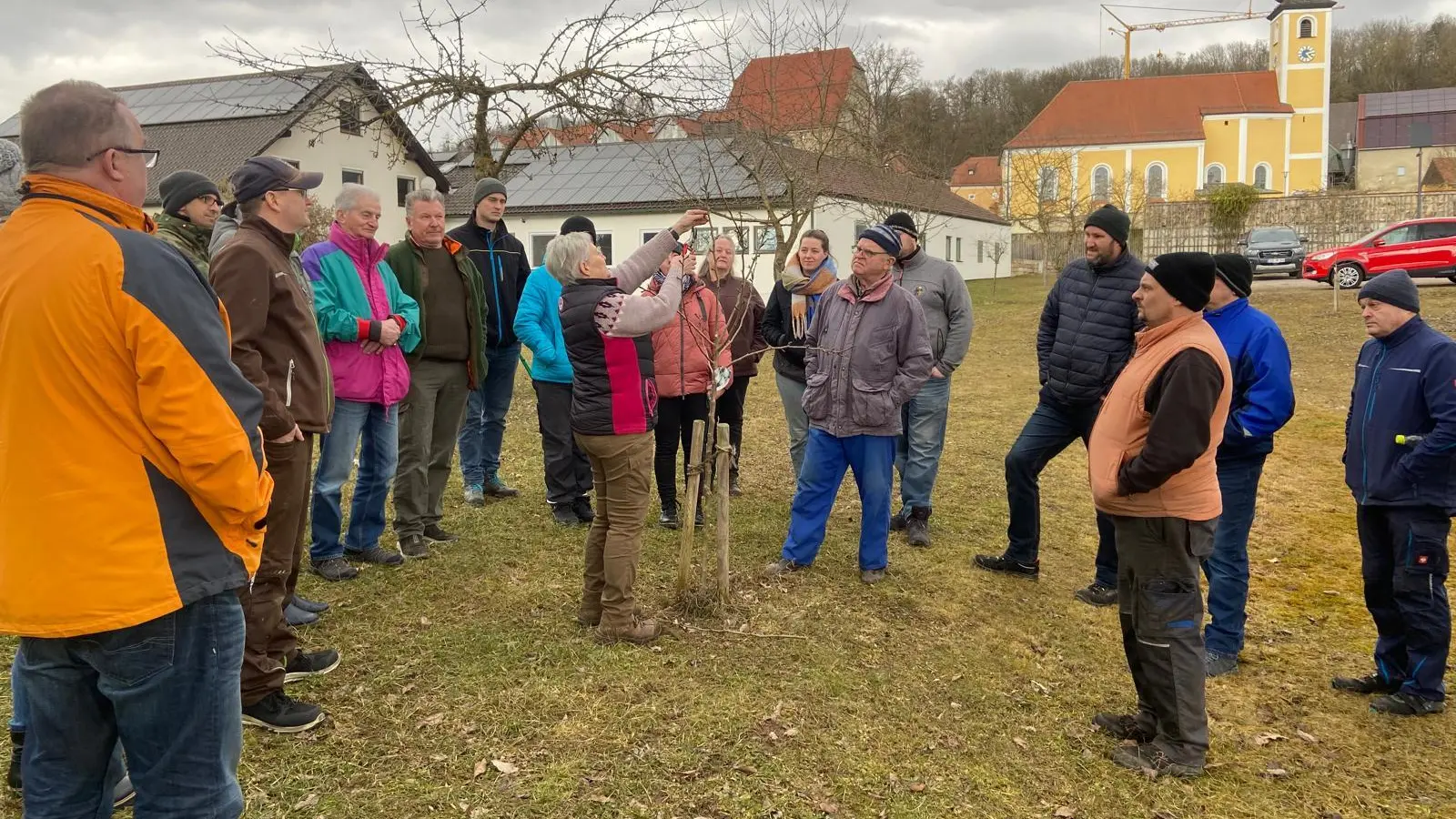 Die stellvertretende Kreisvorsitzende Agnes Feuerer führte durch den Baumschneidekurs des OGV Wolfring und gab ihr Wissen weiter.  (Bild: Matthias Beer)