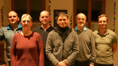 Vorsitzender Manuel Falk, re. und der Betriebsleiter des Gemeinschaftshauses Daniel Kummer, li. würdigten den jahrelangen, ehrenamtlichen Einsatz von Edith Dorner, Peter Grünwald, Fritz Dietl und Werner Weigl, (von li.) für die DGE.  (Bild: Fritz Dietl )