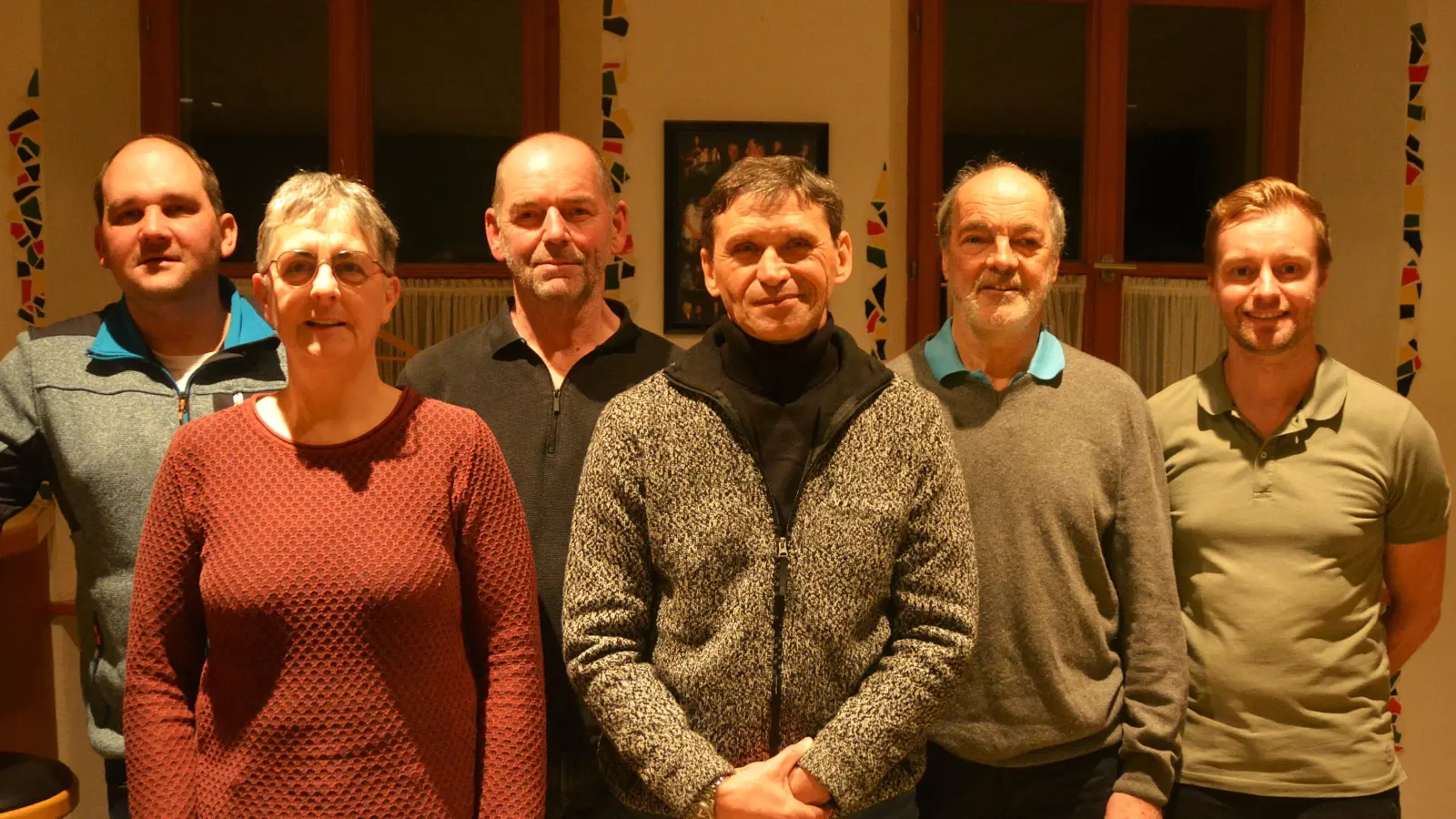 Vorsitzender Manuel Falk, re. und der Betriebsleiter des Gemeinschaftshauses Daniel Kummer, li. würdigten den jahrelangen, ehrenamtlichen Einsatz von Edith Dorner, Peter Grünwald, Fritz Dietl und Werner Weigl, (von li.) für die DGE.  (Bild: Fritz Dietl )