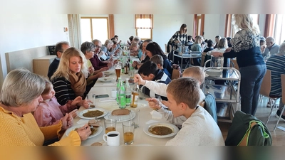 Jung und Alt lassen sich die Kartoffelsuppe beim Fastenessen schmecken und unterstützen damit den guten Zweck (Bild: Rita Gleißner)