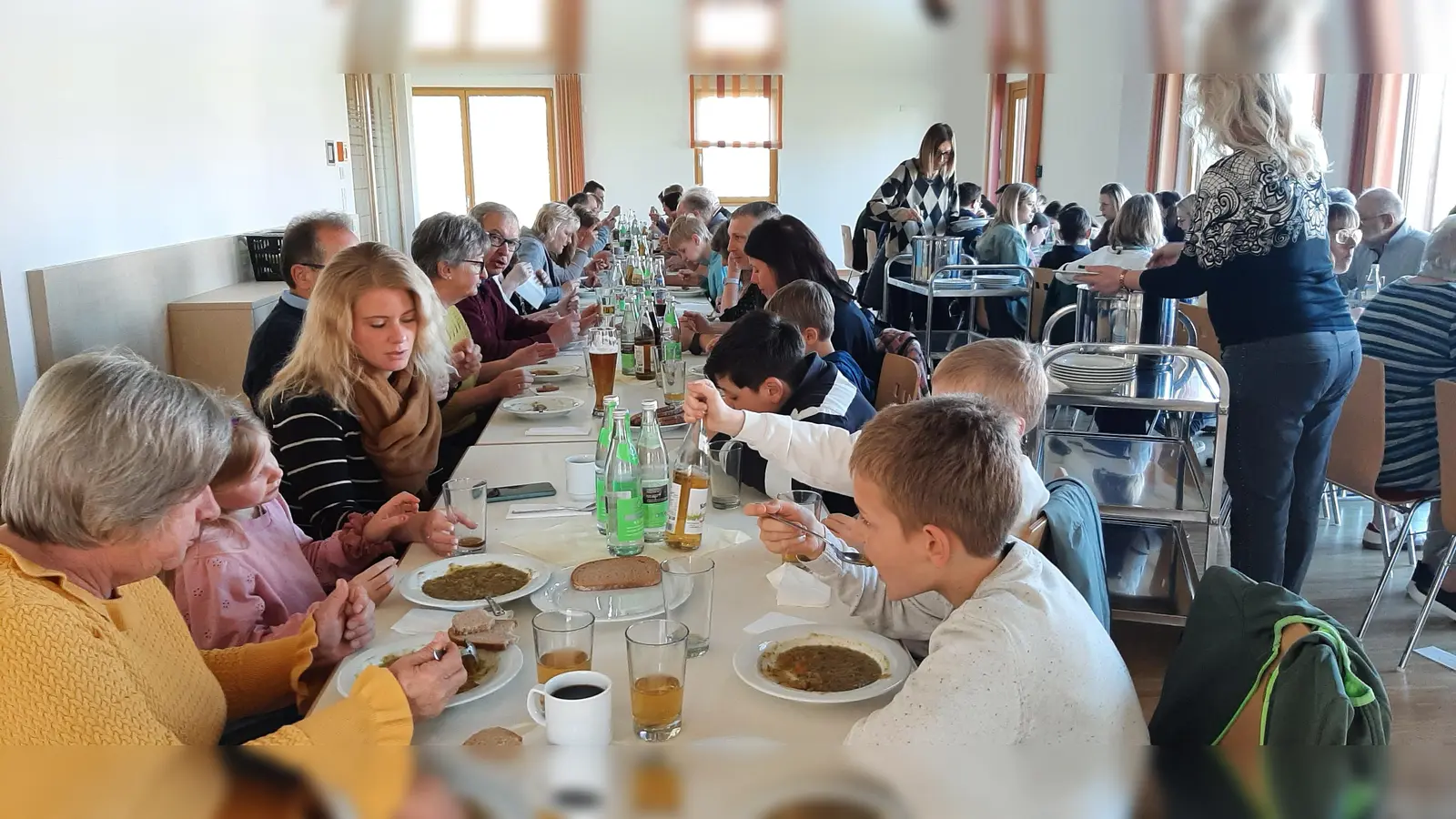 Jung und Alt lassen sich die Kartoffelsuppe beim Fastenessen schmecken und unterstützen damit den guten Zweck (Bild: Rita Gleißner)