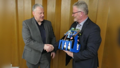 Peter Mauritz überreicht Landrat Richard Reisinger ein kleines Dankeschön für seinen Besuch in Sigras. (Bild: Gerhard Graf)