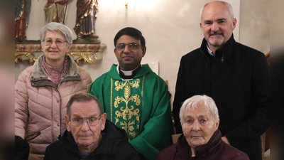 Elfriede Multerer und ihr Mann Bernhard (vorn, von rechts) übergeben das Vereinsvermögen der aufgelösten Wanderfreunde Vilshofen an Kirchenvorstand Stephan Graf (hinten, rechts) und Pfarrgemeinderatsvorsitzende Veronika Edenharter für die Vilshofener Kirchenverwaltung. Auch Pfarrer Joseph John dankt. (Bild: mrr)