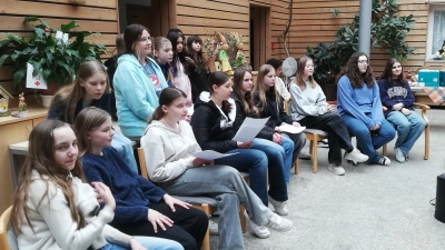 Schülerinnen der Realschule Kemnath tragen Ostergeschichten im Seniorenheim Haus Falkenstein vor. (Bild: Walter Thurn)
