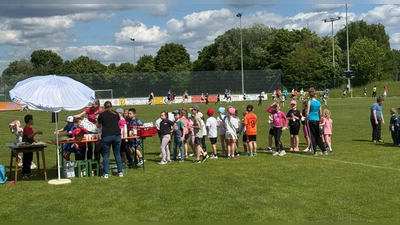 Teilnehmer des Sponsorenlaufs der Trautwein-Grundschule Moosbach (Bild: Maria Neubauer)