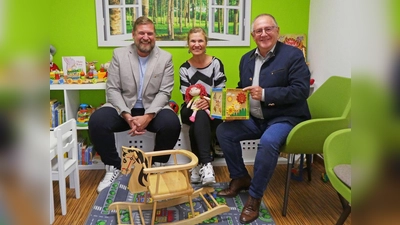Lions-Präsident Bastian Braun (links) und Elmar Baumer, Vorsitzender des Lions-Hilfswerks Weiden, mit Raimunda Schulze von der Caritas Schwangerschaftsberatung.  (Bild: Lions Club Weiden/exb)