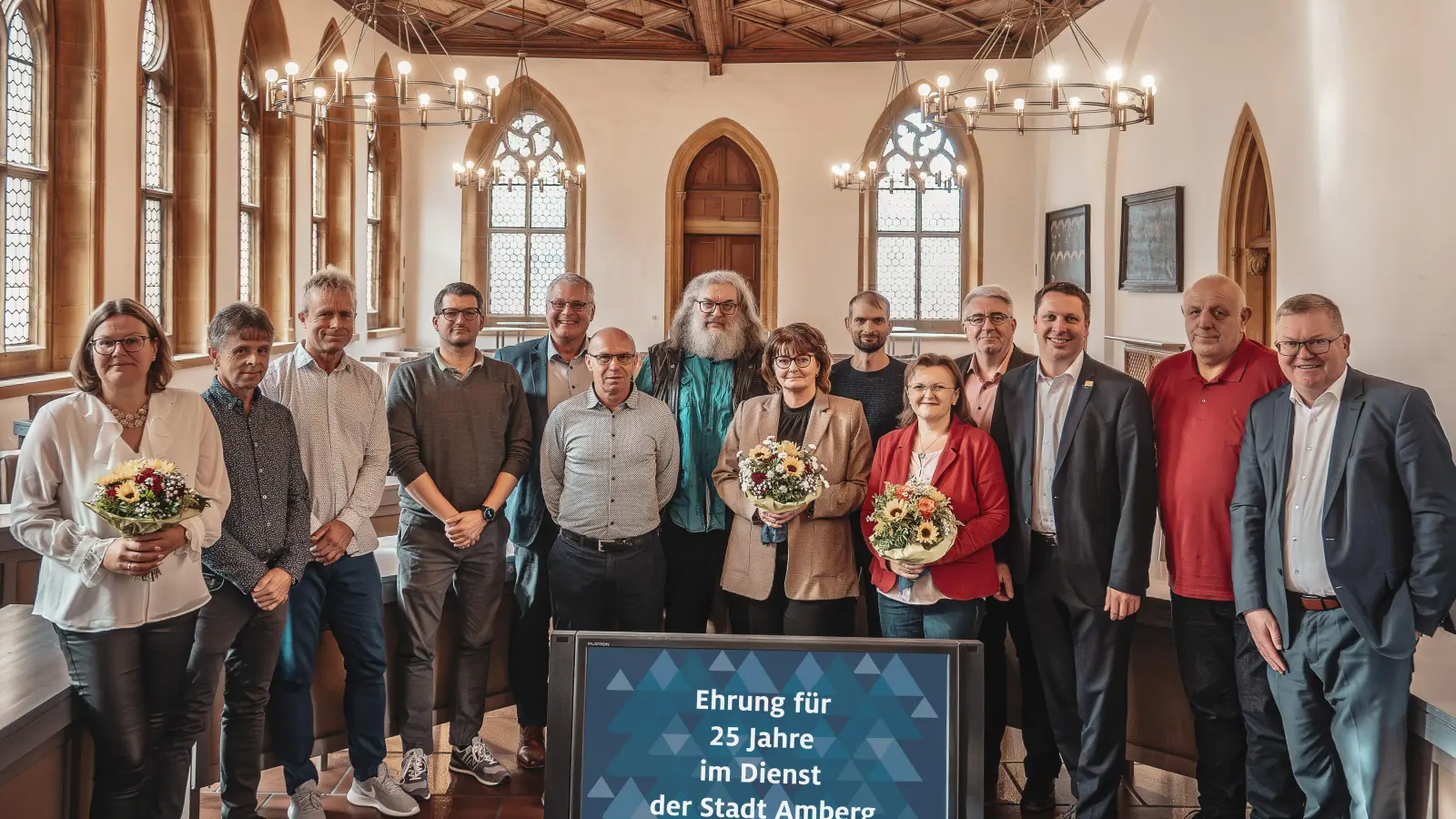 Oberbürgermeister Michael Cerny dankt langjährigen Mitarbeitern (Bild: Simon Hauck)