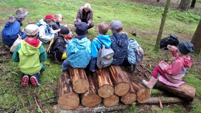 Die Kinder lauschten interessiert den Erklärungen der Waldtherapeutin Tina Fürst. (Bild: Stephan Schremmer)