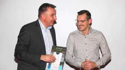 Verabschiedung (vlnr): Marco Schwab (1. Vorstand), Jörg Kreussel  (Bild: Oleh Tereshenkoo)