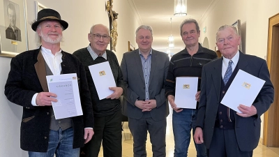 Landrat Richard Reisinger (Mitte) händigte die Auszeichnungen an Peter Wenisch, Werner Baumann, Siegfried Knahn und Martin Strobl (von links) aus. (Bild: Christine Hollederer)