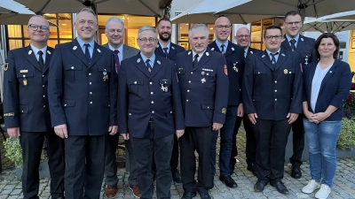 Ein großes Dankeschön gab es von KBR Christof Strobl (li.), Landrat Richard Reisinger (3.v.l.) und Kreisbrandinspektor Hans Sperrer (6.v.l.). Auch 2. Bürgermeisterin Doris Lehnerer zollte den Geehrte ihre Anerkennung: Thomas Kogelbauer (2.v.l.), Armin Kolb (4.v.l.), Erwin Schinhammer (5.v.l.), Peter Kraus (5.v.r.) und Robert Wedel (rechts).  (Bild: Martina Beierl)