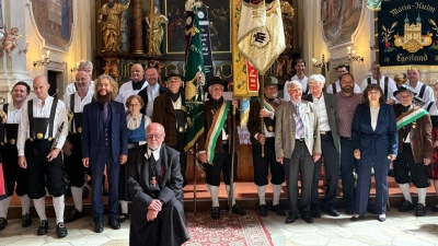 Würdevolles Patrozinium im Glanz der neu renovierten Basilika: Der Propst von Maria Kulm, Milan Kucera (vorne), begrüßte mit dem Vorstand des Fördervereins, Dr. Helmut Eikam (5.v.re.) und Luis-Andreas Hart (4.v.li.), eine überaus große Pilgerschar, begleitet von der Münchenreuther Bauernkapelle und eingerahmt von den Fahnendelegationen. (Bild: Ernst Krammer)