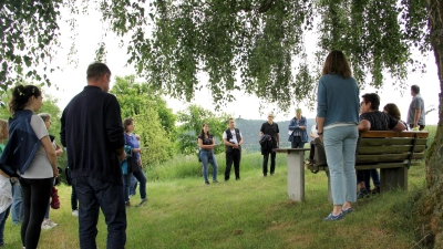 Der Platz mit besonderer Ausstrahlung an der „Birke“ war erstes Ziel der Querfeldein-Wanderung. Im Bild ein Teil der Wanderer, die den sinngebenden Impulsen von PGR-Sprecherin Irmgard Glaser aufmerksam zuhörten. (Bild: Josef Böhm)