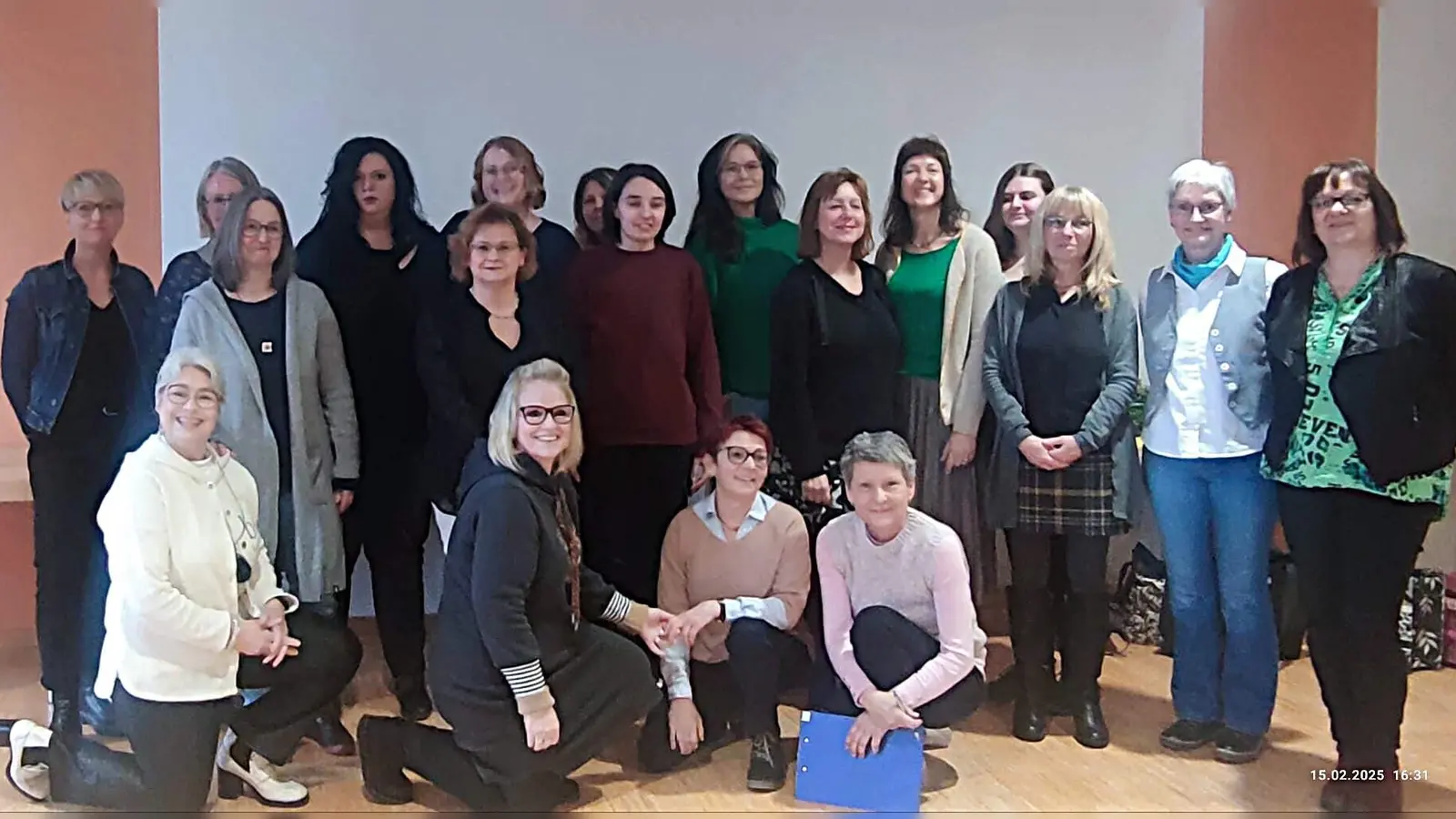 Nach 100 intensiven Unterrichtseinheiten konnten achtzehn neue Hospizbegleiterinnen ihre Ausbildung durch den Hospizverein Amberg und Landkreis Amberg-Sulzbach erfolgreich abschließen. Dazu gratulierten die Kursleiterinnen Angela Hering (vorne 2. von rechts.) und Andrea Ulrich-Prusko (vorne 1. von links). (Bild: Georg Franz Fröhler)