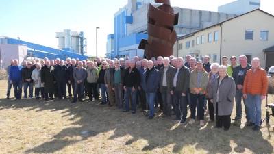 Rund 50 frühere Mitarbeiterinnen und Mitarbeiter des ZMS folgten gerne der Einladung zu einem Ehemaligentreffen und einem Besuch der früheren Wirkungsstätte beim Müllkraftwerk Schwandorf. (Bild: Stefan Karl)
