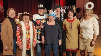 v.l.n.r.: Alexandra Deichler, Monika Kick, Jörg Beer, Beate Schmiedel, Uschi Riepl, Renate Dümmler, Bettina Moser. (Bild[M]: Heike Graf )