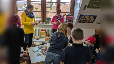 Bei einer der Bastelstationen hatten die Kinder und Betreuer sichtlich Spaß (Bild: Tina Zeitler)
