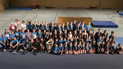 Von 4 bis 84 Jahren und damit mit Symbolkraft zeigten die Aktiven mit ihren Trainern einen kleinen, aber feinen Einblick in den Trainingsalltag in der Turn- und Gymnastikabteilung des TV Amberg. (Bild: Helga Powalla)