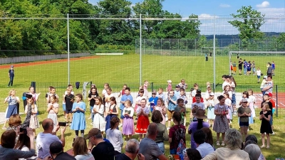 Die Schüler der 2. Klassen hatten einen Eröffnungstanz für das Schulfest einstudiert.  (Bild: Simone Baier )