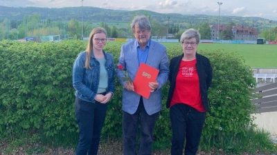 MdL Nicole Bäumler (links im Bild) mit Fritz Wölfl, der für 25 Jahre Mitgliedschaft in der SPD geehrt wurde, und der Pechbrunner SPD-Ortsvorsitzenden Isgard Forschepiepe (rechts) (Bild: Thomas Flügel)