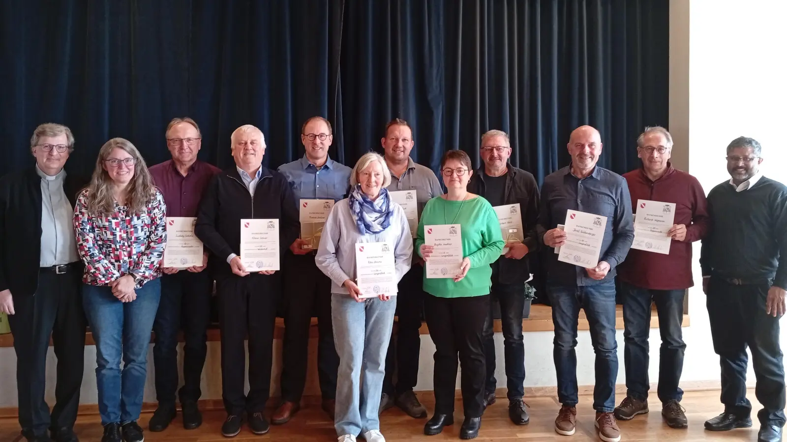 Im Bild von links Stadtpfarrer Bernd Philipp, Pfarrgemeinderatssprecherin Elisabeth Graml, Ludwig Schels, Hilmar Wollner, Thomas Schücke, Rita Strunz, Mathias Fürst, Brigitte Kastner, Norbert Härtl, Josef Reichenberger, Richard Wegmann und Pater Jo. (Bild: Oswald Zintl)
